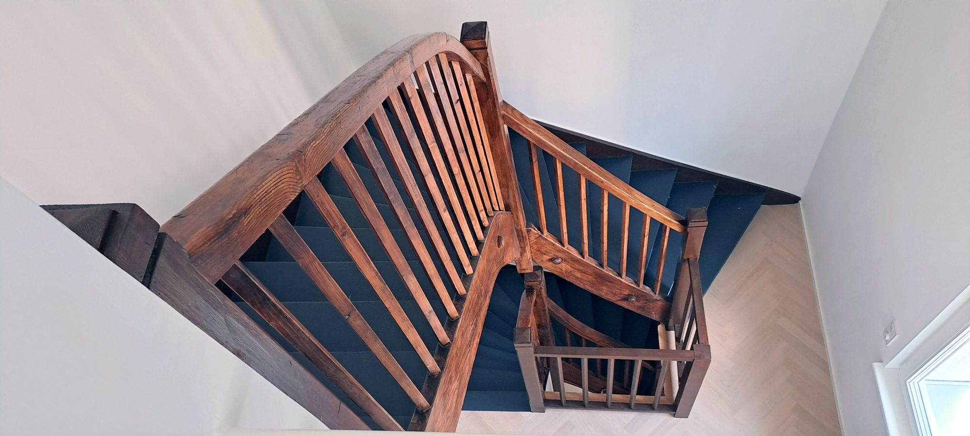 Umbau Siedlungshaus Meidling, historische Treppe von oben, 
